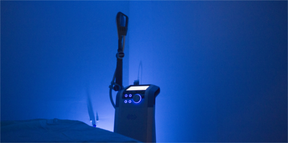 Urządzenie BTL-6000 SIS używane do stymulacji tkankek oświetlone niebieską lampą LED.